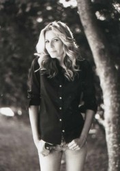 Black and white picture of Aviva Drescher in a black shirt