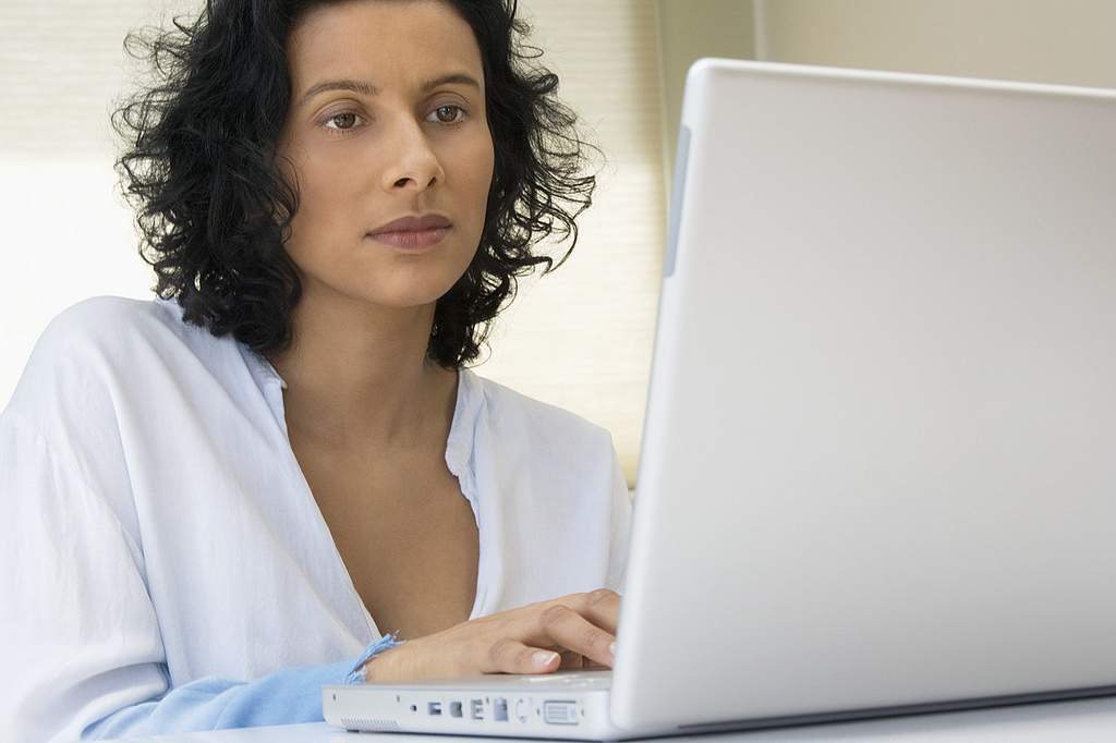 woman computer search mom it forwardmom it forward