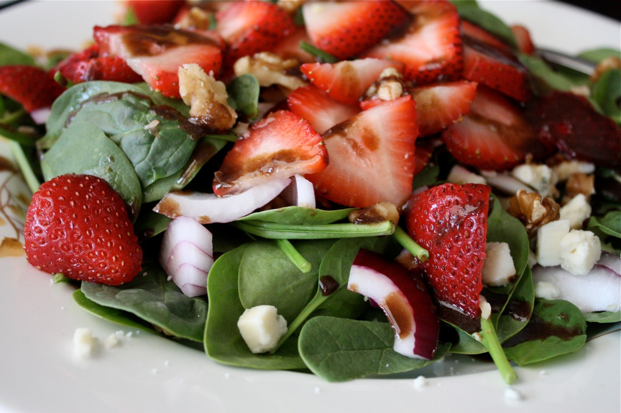 Spinach, Strawberry and Walnut SaladMom it Forward